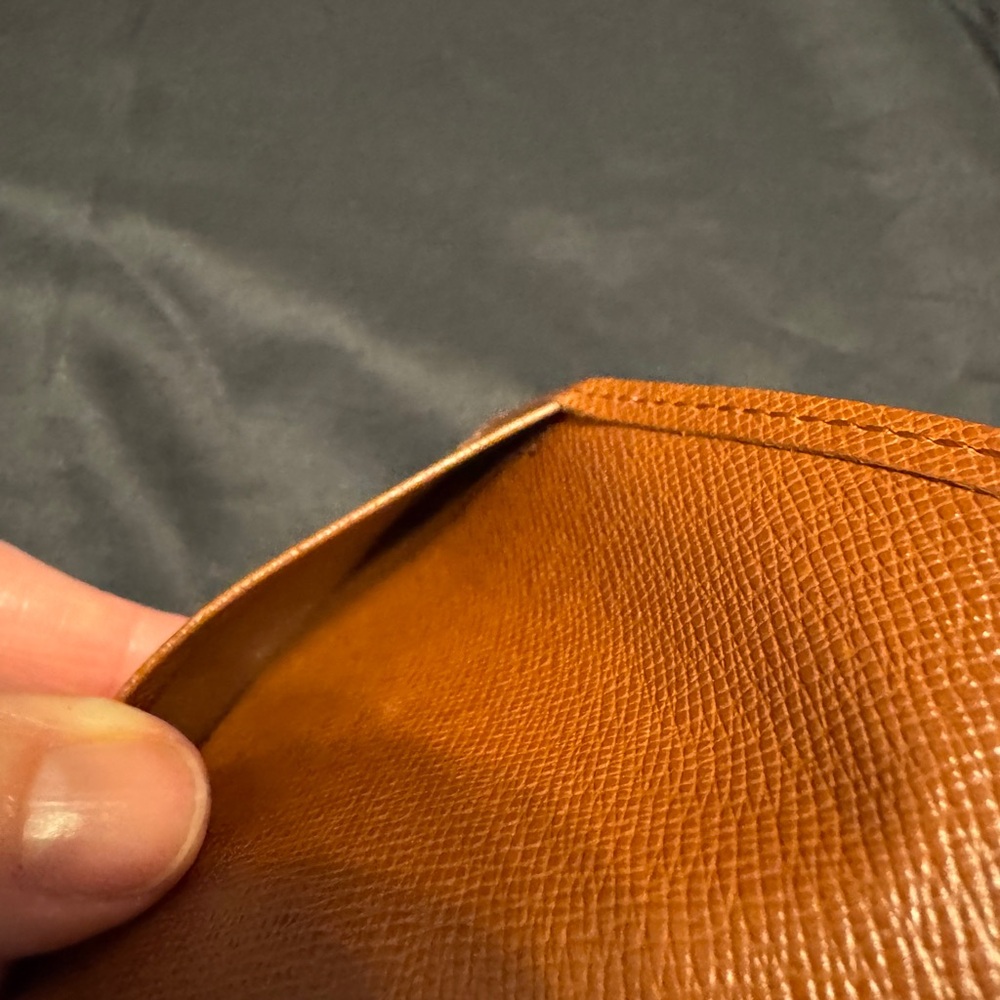 Louis Vuitton LV Taiga Leather Men's Wallet - Picture 9 of 10
